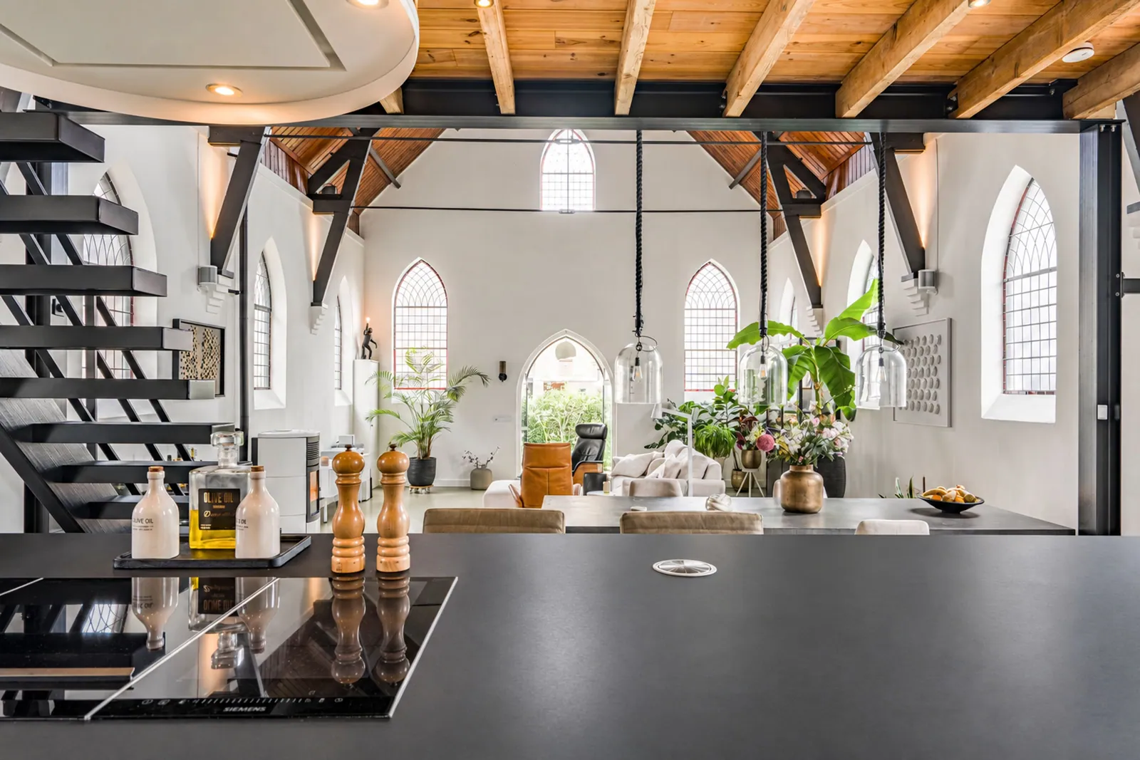 Rehoboth, Apeldoorn – keuken en eettafel midden in de kerkzaal