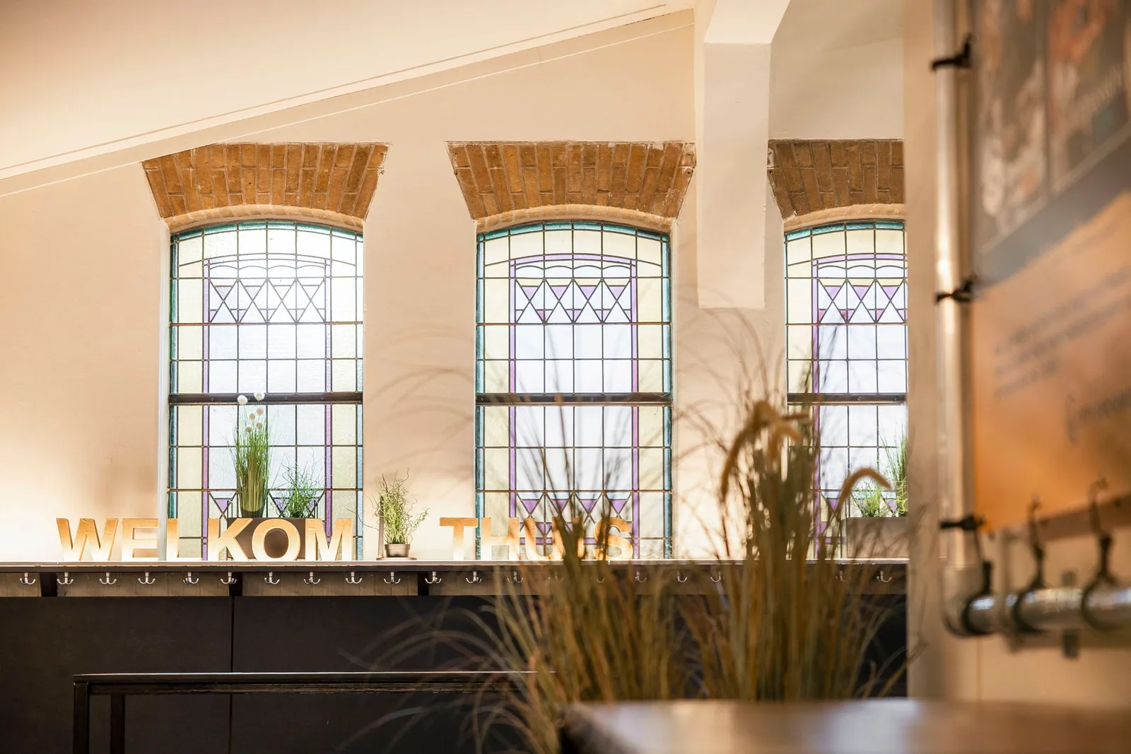 Zuiderkerk, Assen – de hoge ramen in de zaal