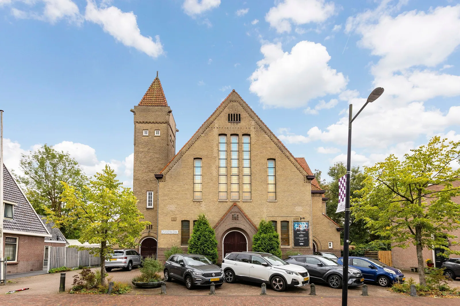 Zuiderkerk, Assen – kerk en pastorie vanaf de straat