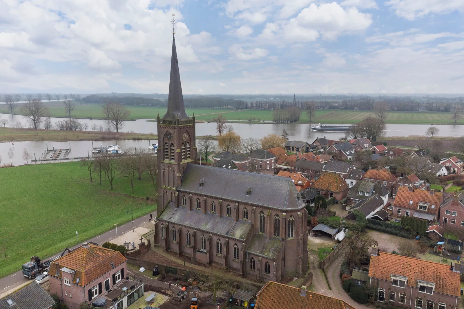 Sint Victorbasiliek, Batenburg – de Sint Victorbasiliek vanaf de Maas, met de naaldspits