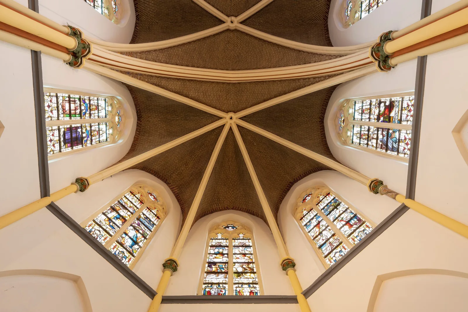 Sint Victorbasiliek, Batenburg – omhoog naar de gewelven