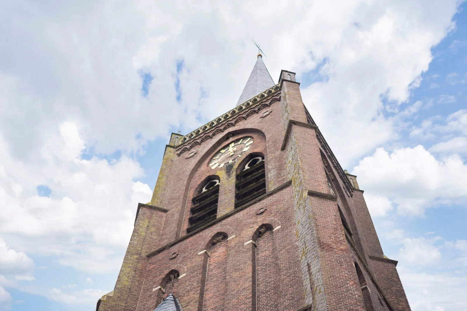 Sint Victorbasiliek, Batenburg – de westtoren met de spits