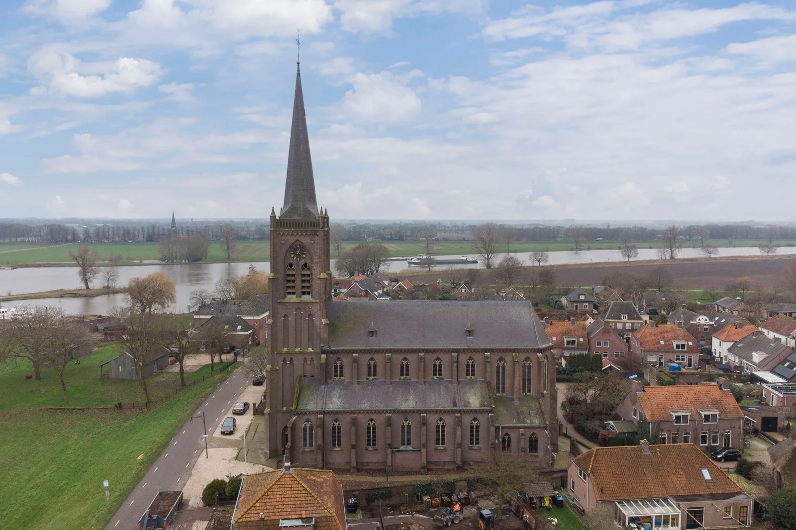 Sint Victorbasiliek, Batenburg – de basiliek aan de dijk, van opzij