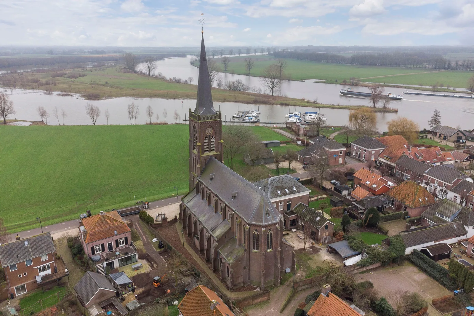 Sint Victorbasiliek, Batenburg – de kerk tussen dorp en uiterwaarden