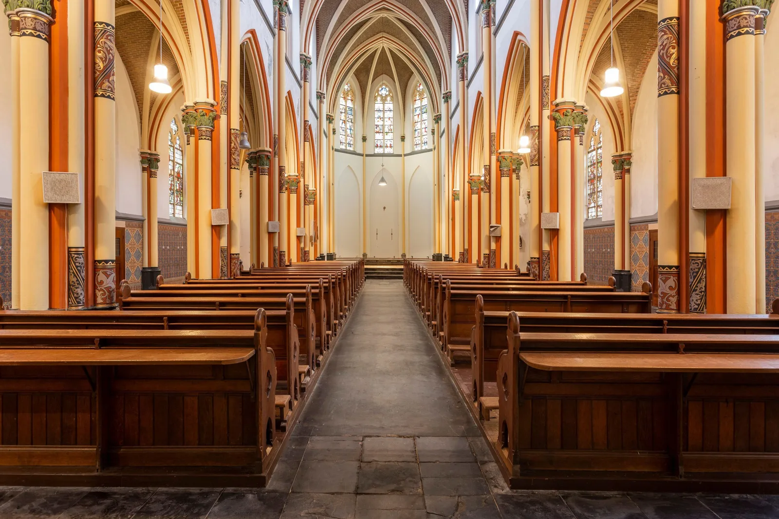 Sint Victorbasiliek, Batenburg – de gewelven en de hoge vensters