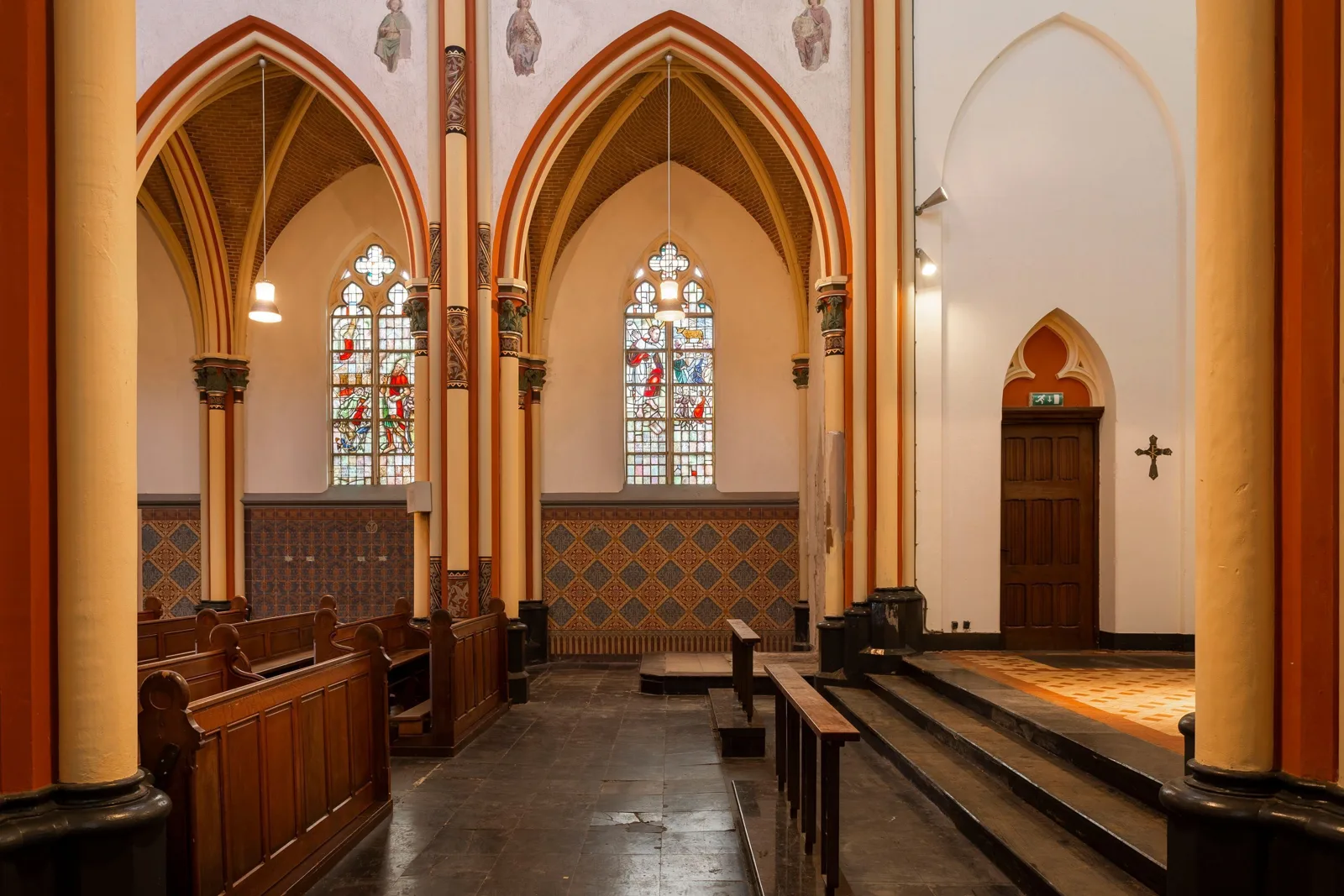 Sint Victorbasiliek, Batenburg – het schip met de banken en de gewelven