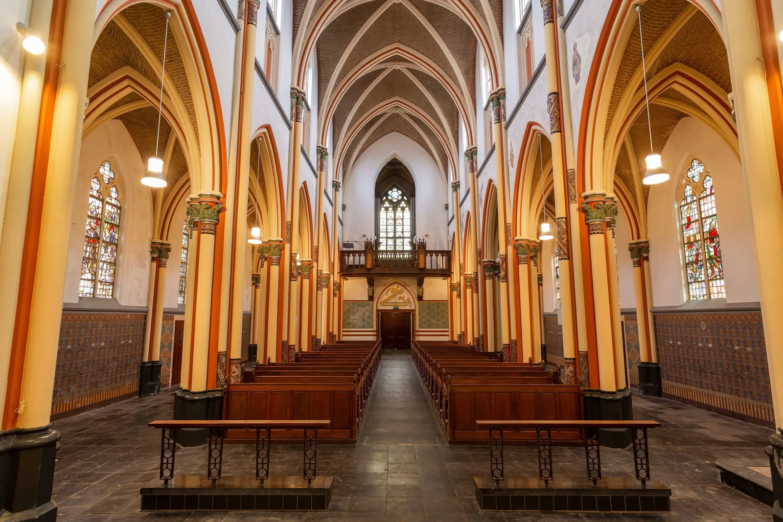 Sint Victorbasiliek, Batenburg – het middenschip richting het koor