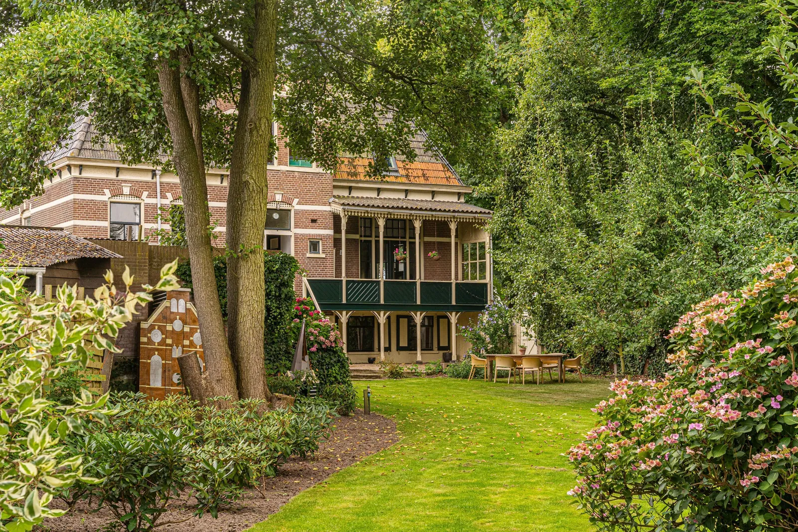 Pastorie Kerkbuurt, Blankenham – de pastorie in het groen