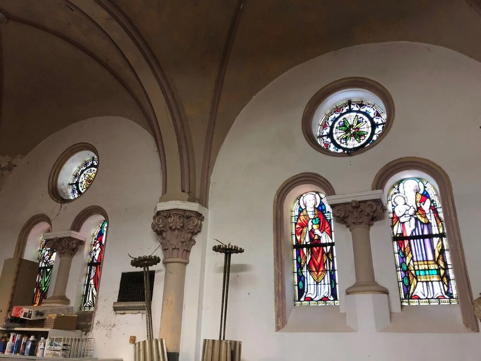 O.L.V. Onbevlekt Ontvangen-kerk, Den Helder – het interieur met de rondboogvensters