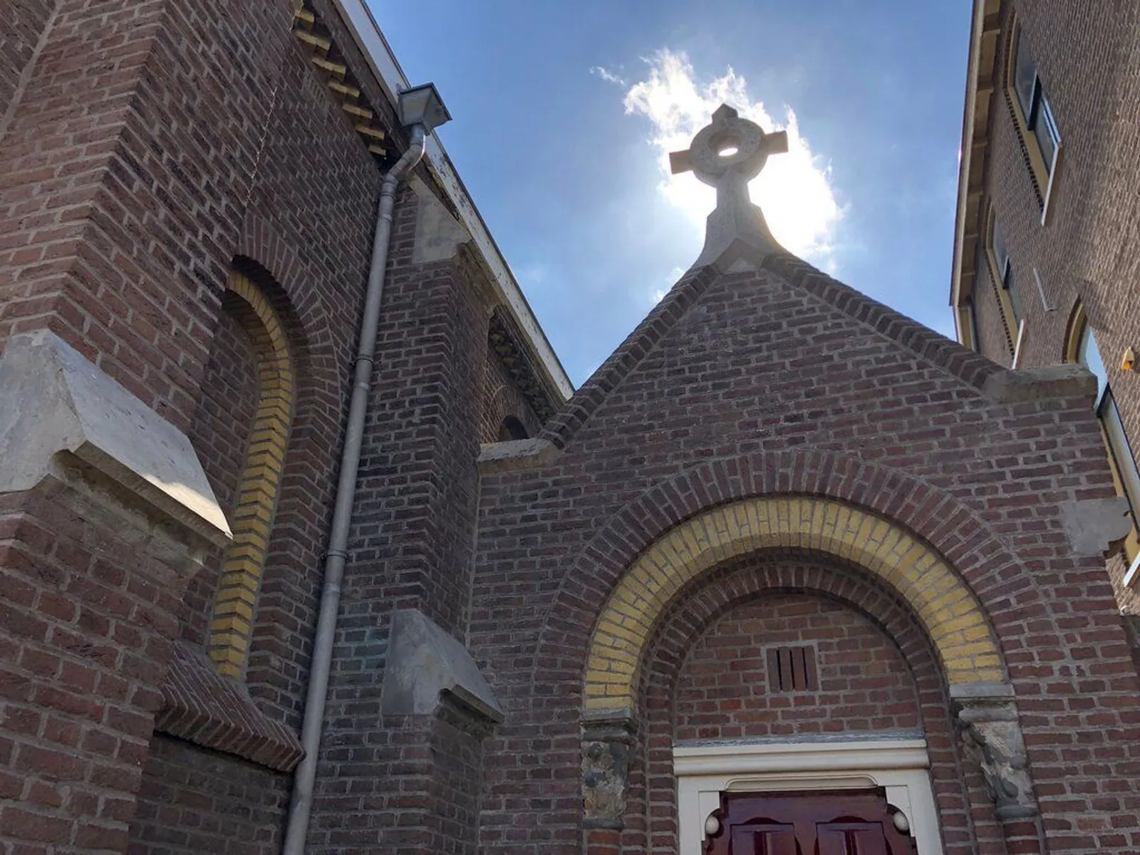 O.L.V. Onbevlekt Ontvangen-kerk, Den Helder – de voorgevel met het roosvenster