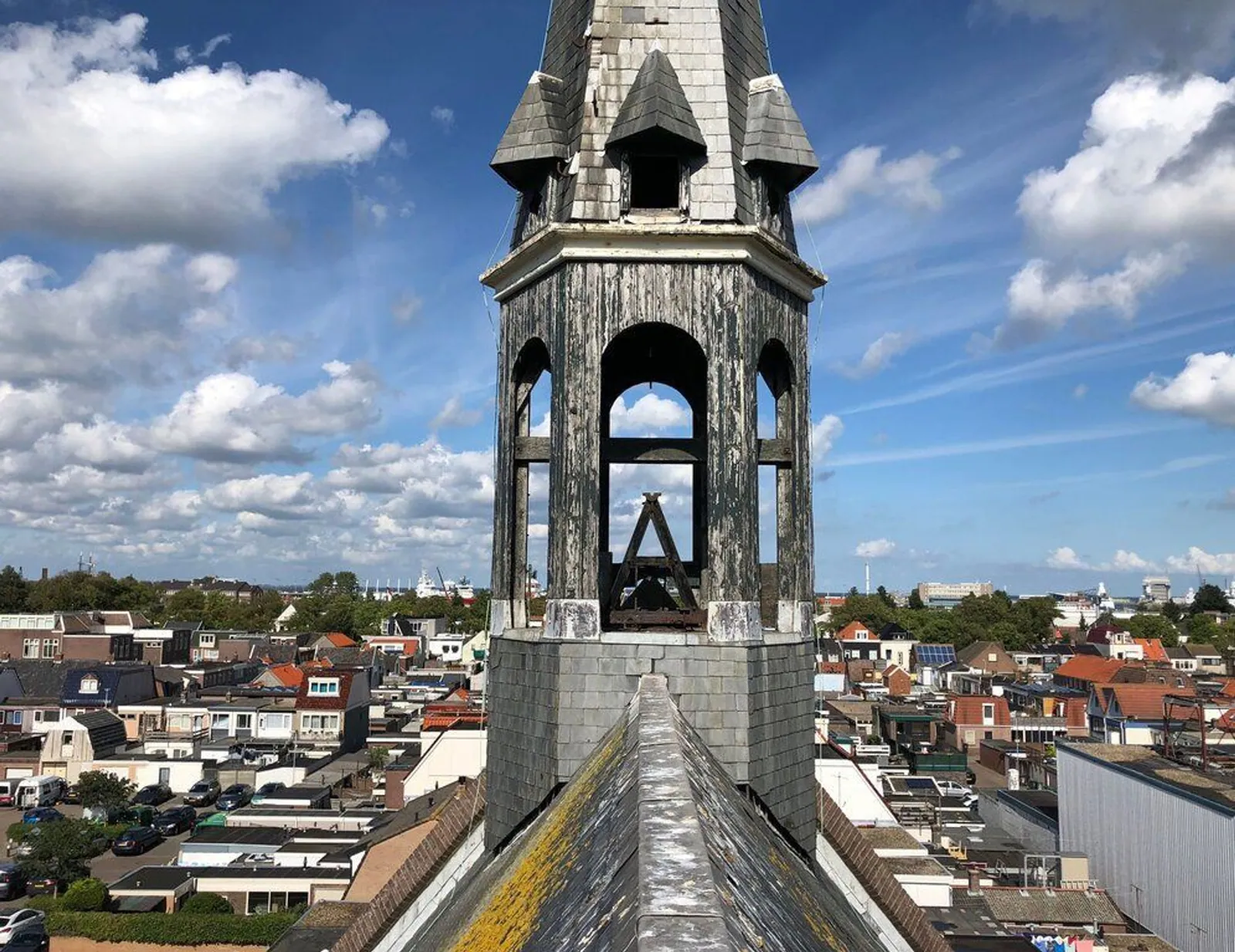 O.L.V. Onbevlekt Ontvangen-kerk, Den Helder – de torenspits boven de stad