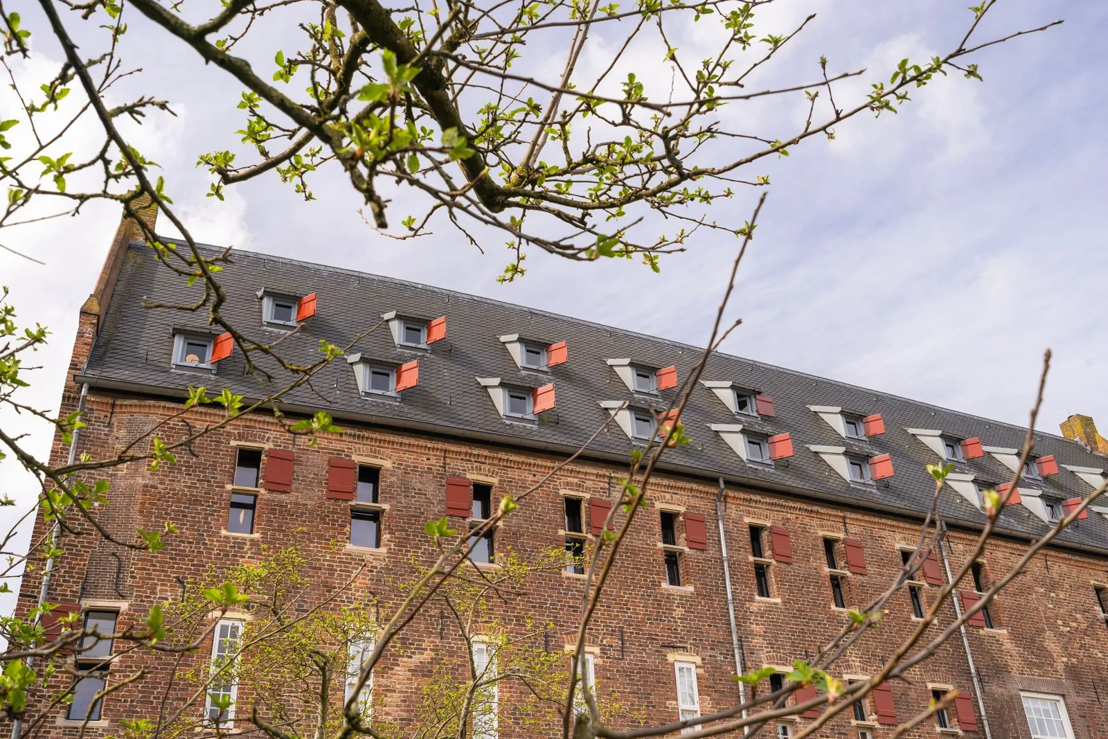 Het Arsenaal, Doesburg – de lange gevel met de luiken