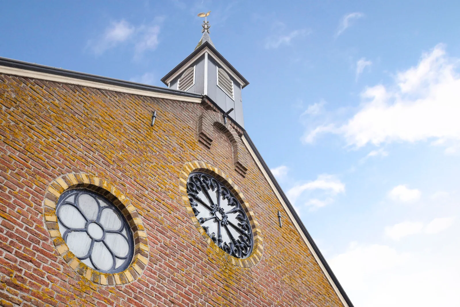 Kleine Vermaning, Hindeloopen – de gevel met de ronde vensters en de dakruiter