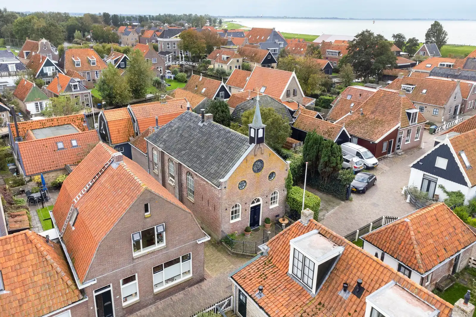 Kleine Vermaning, Hindeloopen – het kerkje tussen de daken van Hindeloopen