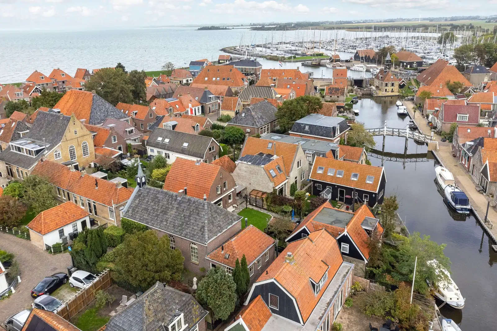 Kleine Vermaning, Hindeloopen – Hindeloopen vanaf boven, met de haven