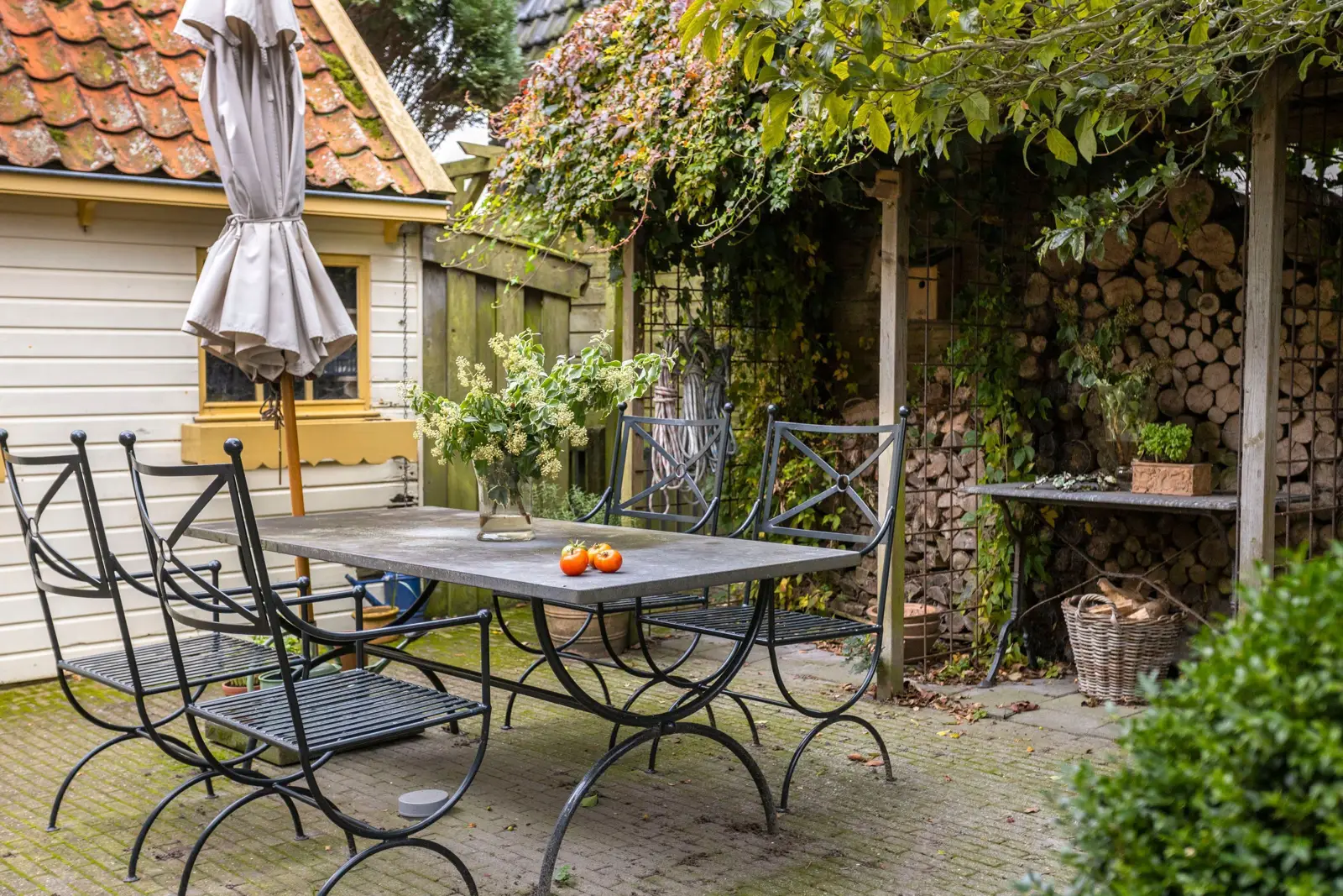 Kleine Vermaning, Hindeloopen – het terras in de tuin