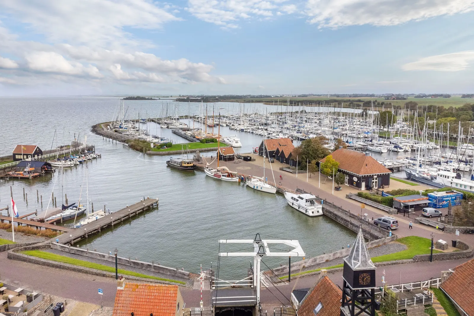 Kleine Vermaning, Hindeloopen – de haven en het IJsselmeer