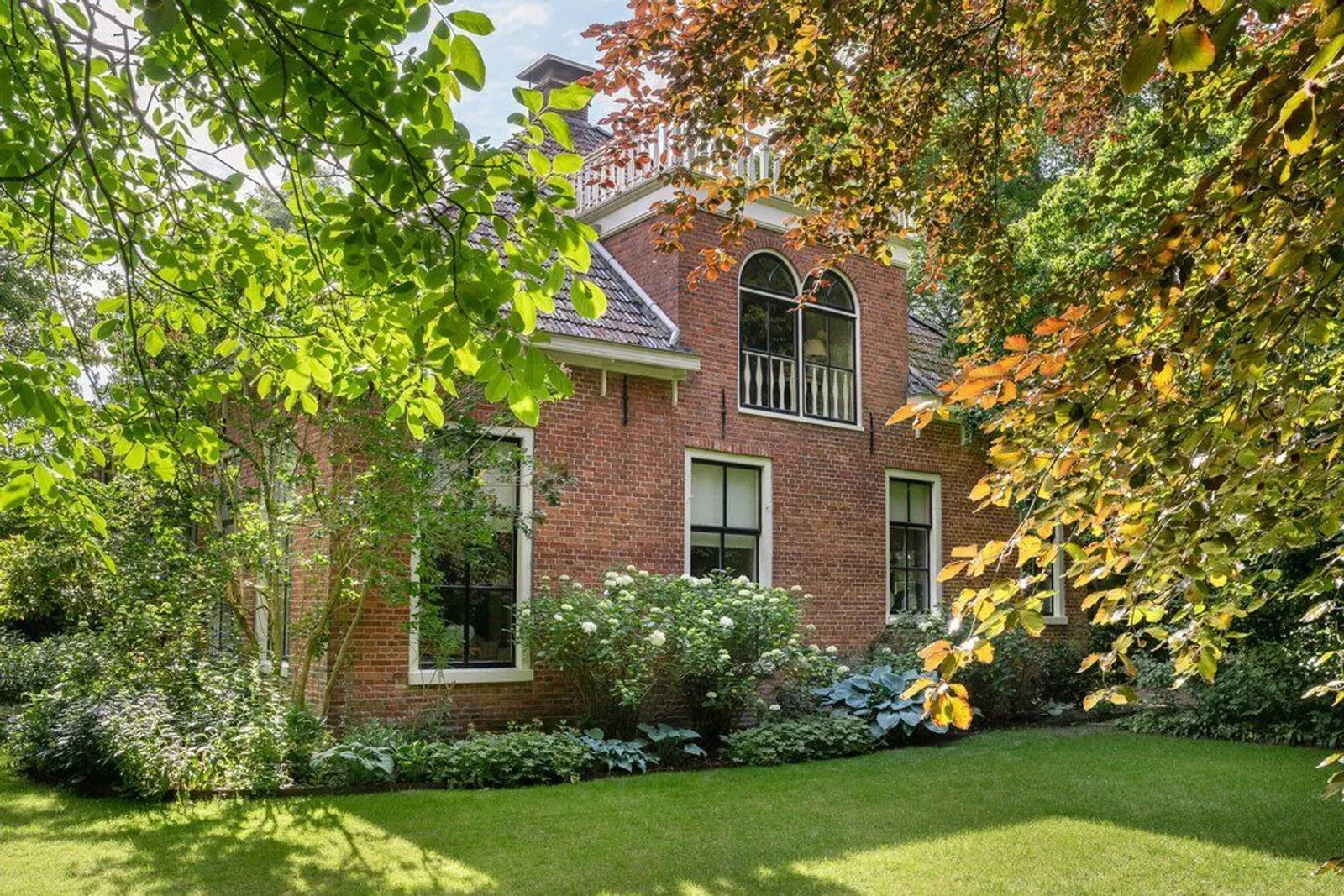 Pastorie Kerkhofsweg, Kantens – het huis tussen het groen