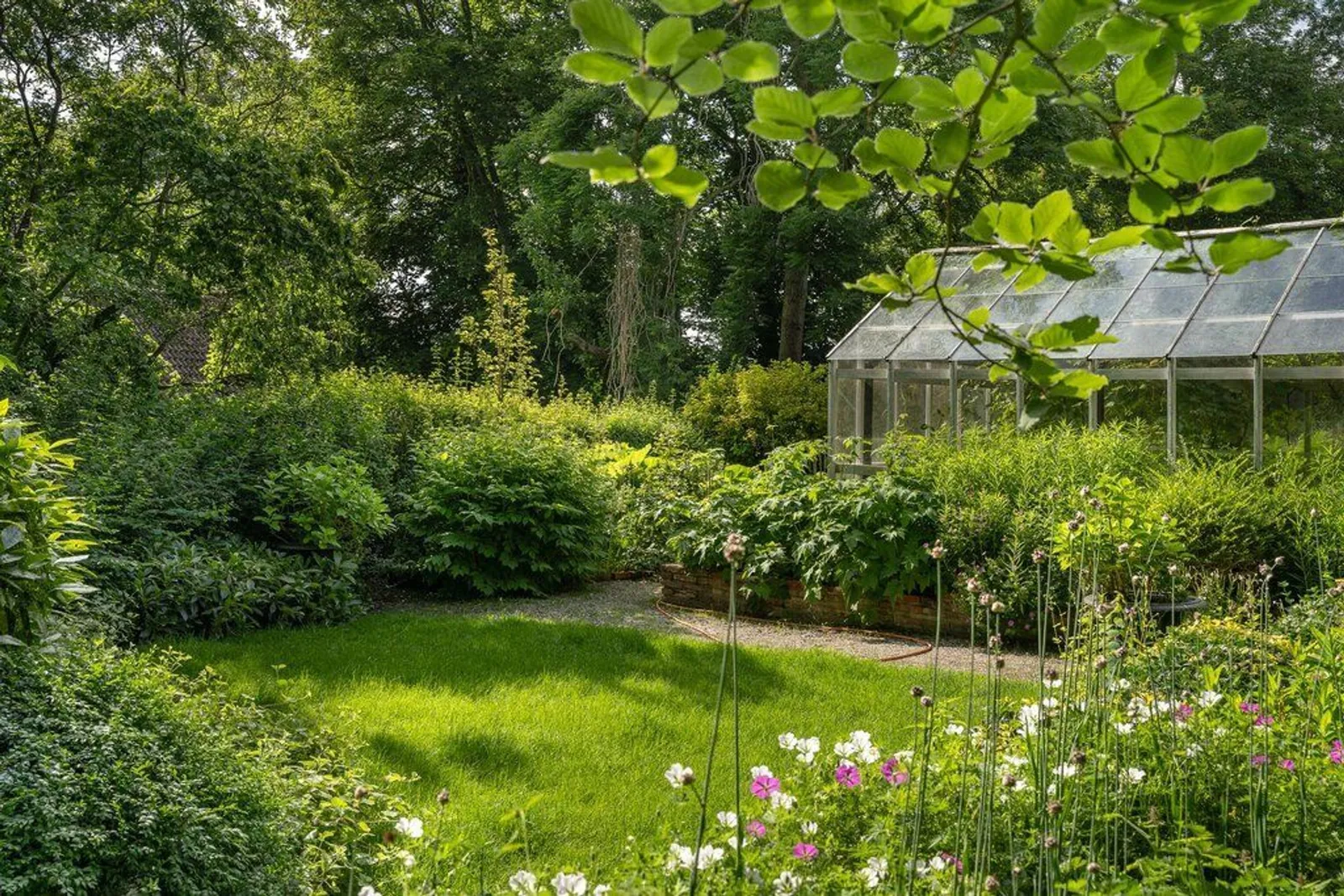 Pastorie Kerkhofsweg, Kantens – de tuin met het oude geboomte