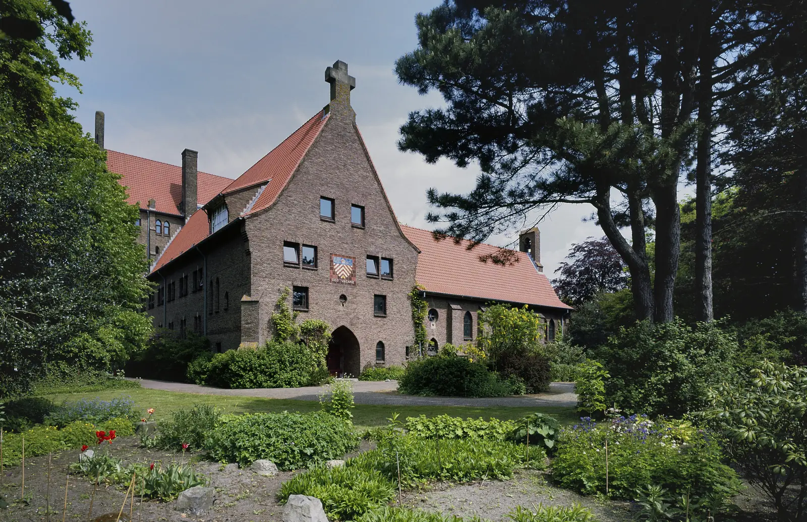 Sint-Adelbertabdij, Egmond-Binnen (nieuwbouw vanaf 1935), ontwerp Alexander Kropholler