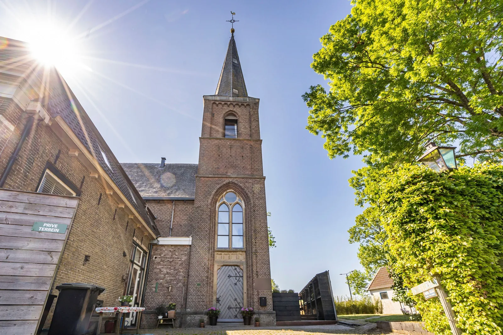 St.-Nicolaaskerk, Kuinre – de toren met de spits en de entree