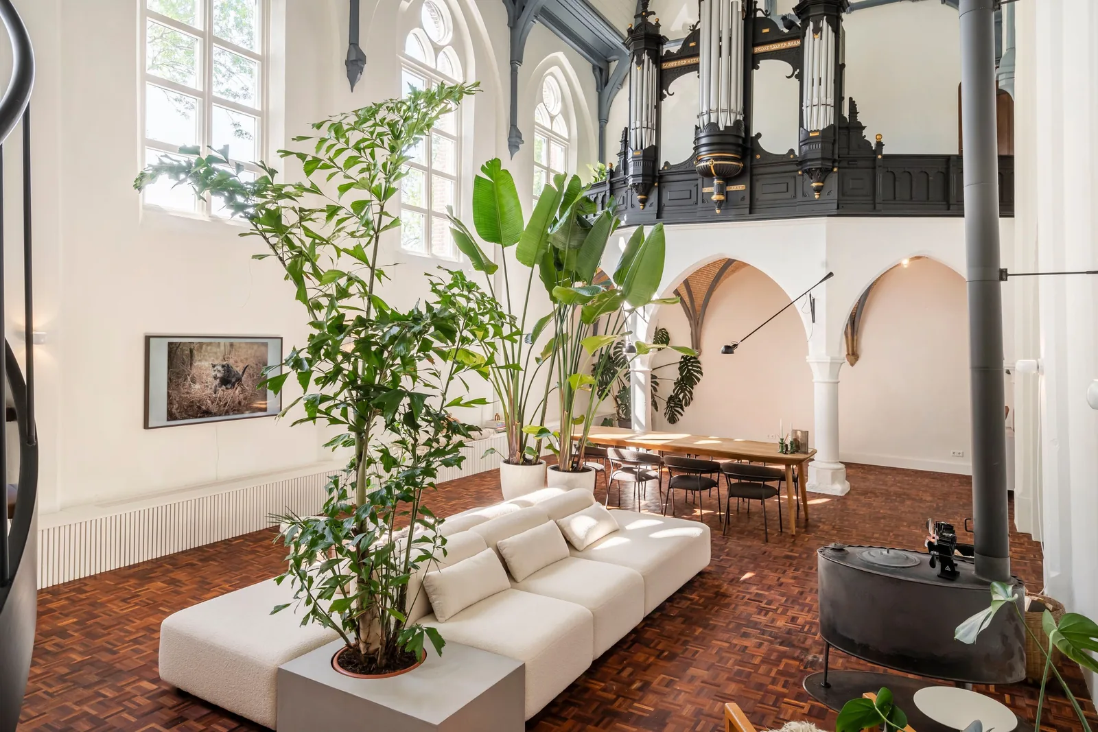 St.-Nicolaaskerk, Kuinre – de zithoek in het schip, met het orgelplateau