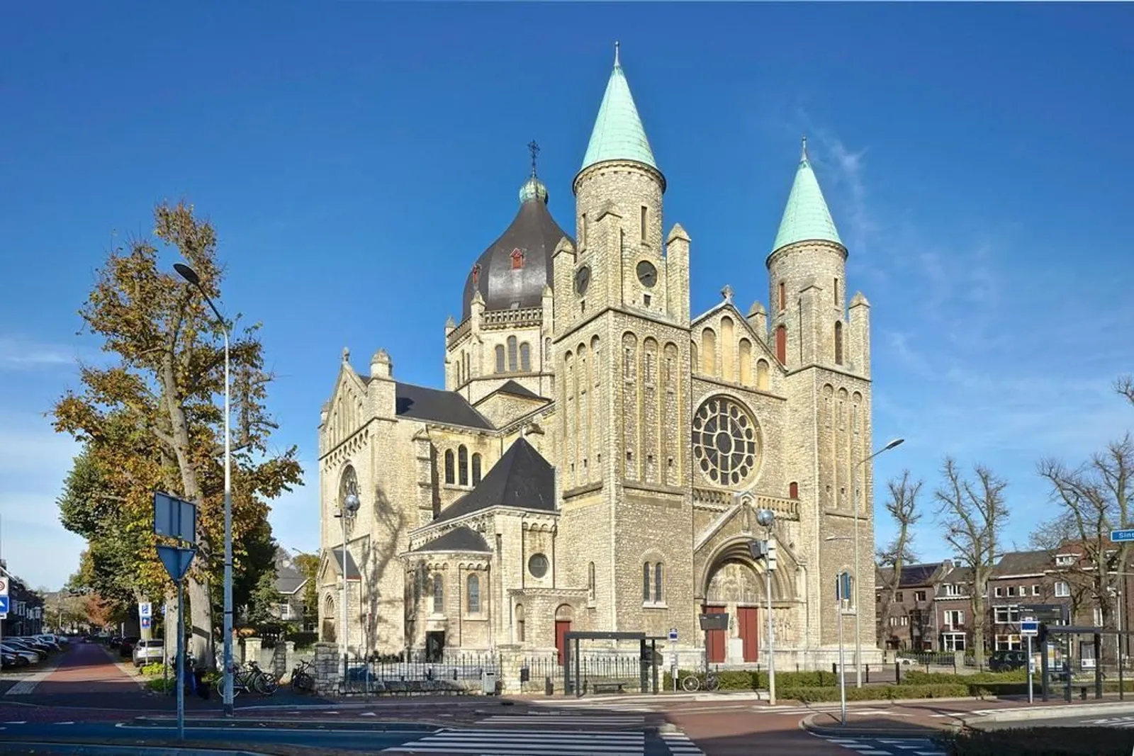 Sint Lambertuskerk, Maastricht – de kerk met twee torens en de koepel