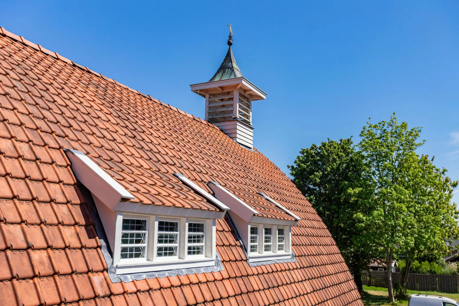 Zaalkerk, Musselkanaal – het dak met de oranje pannen en de dakruiter