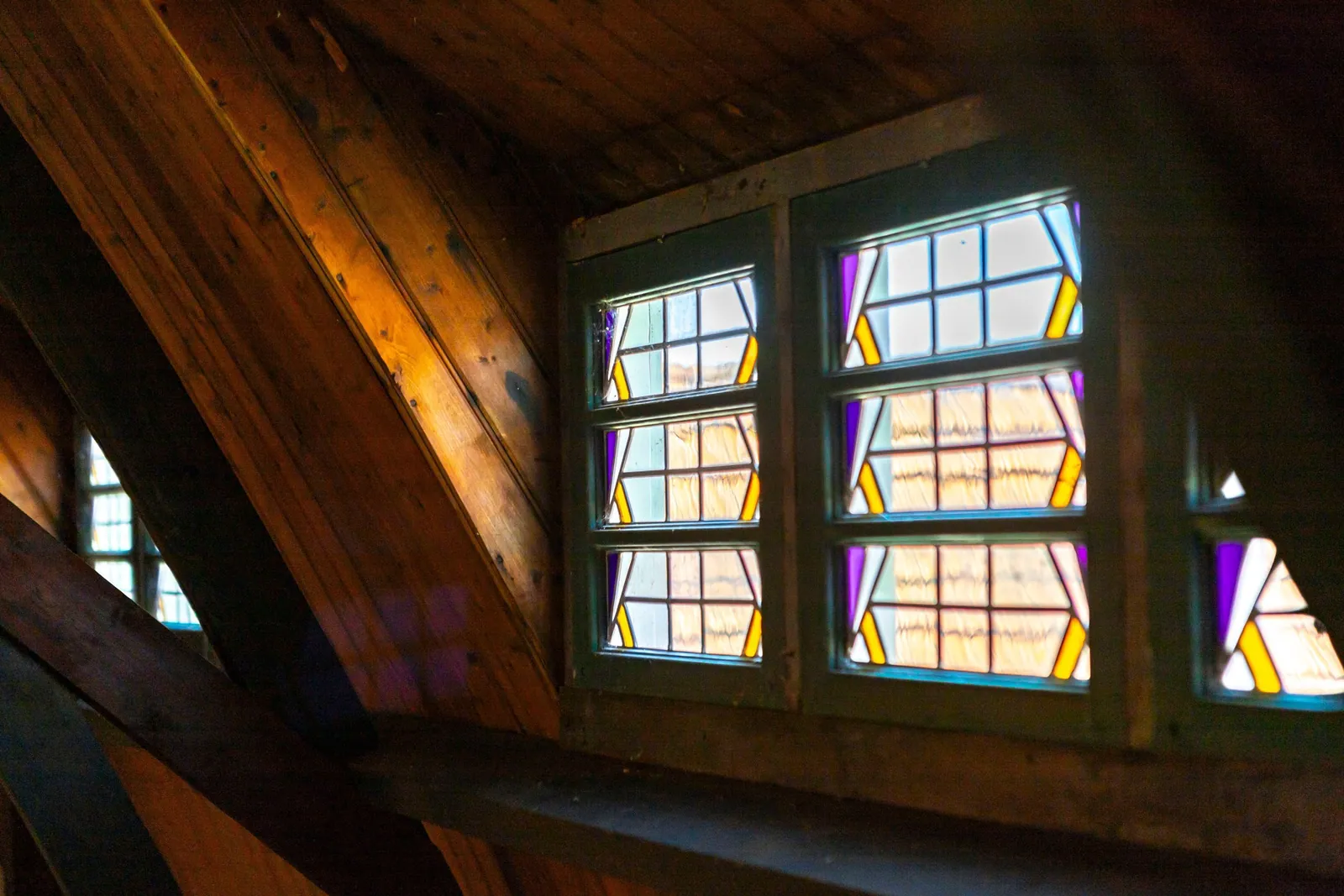 Zaalkerk, Musselkanaal – glas-in-lood in de kerkzaal