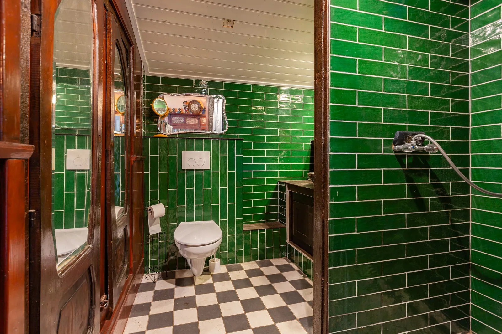 Zaalkerk, Musselkanaal – de badkamer met groene tegels