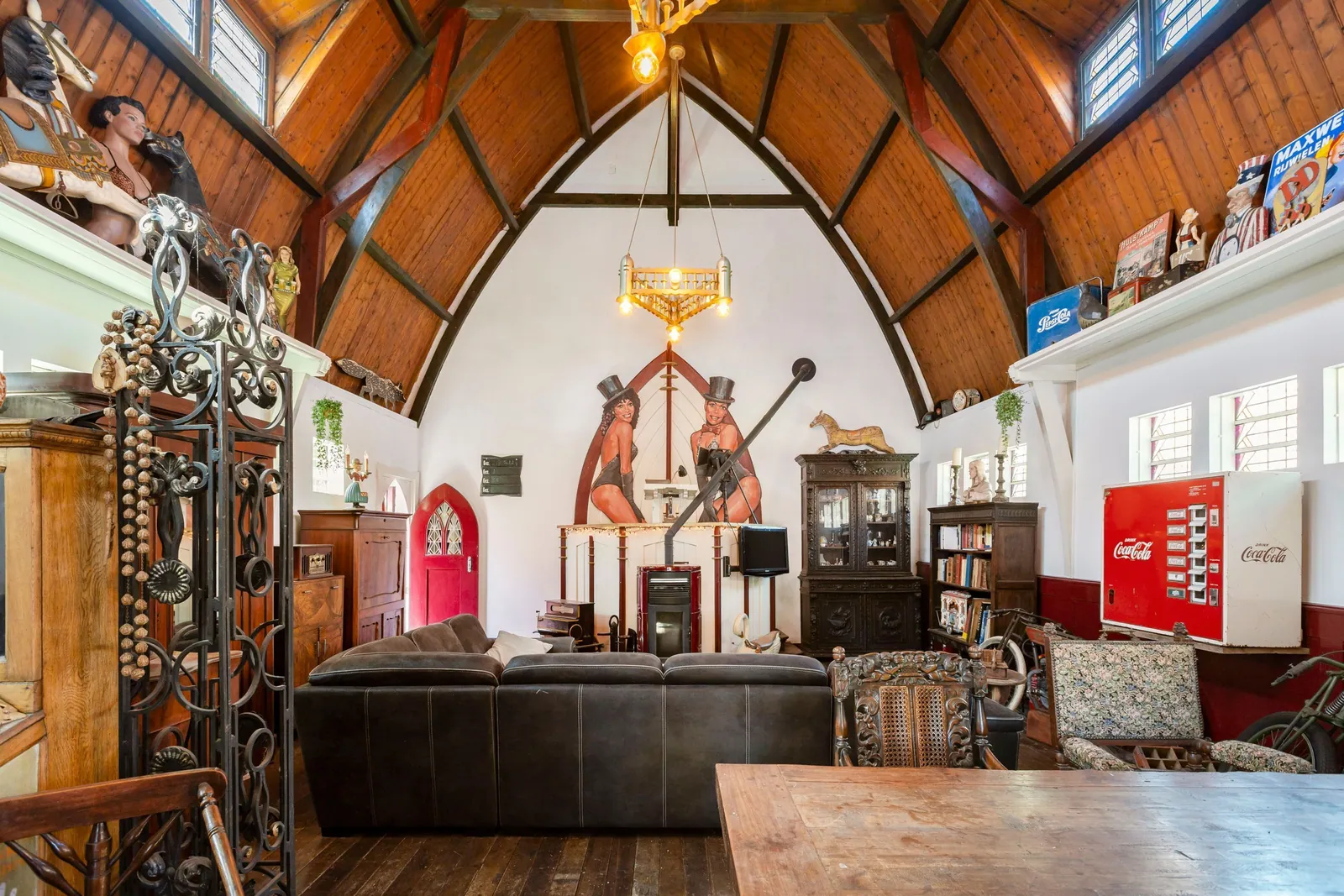 Zaalkerk, Musselkanaal – de kerkzaal richting de preekstoel