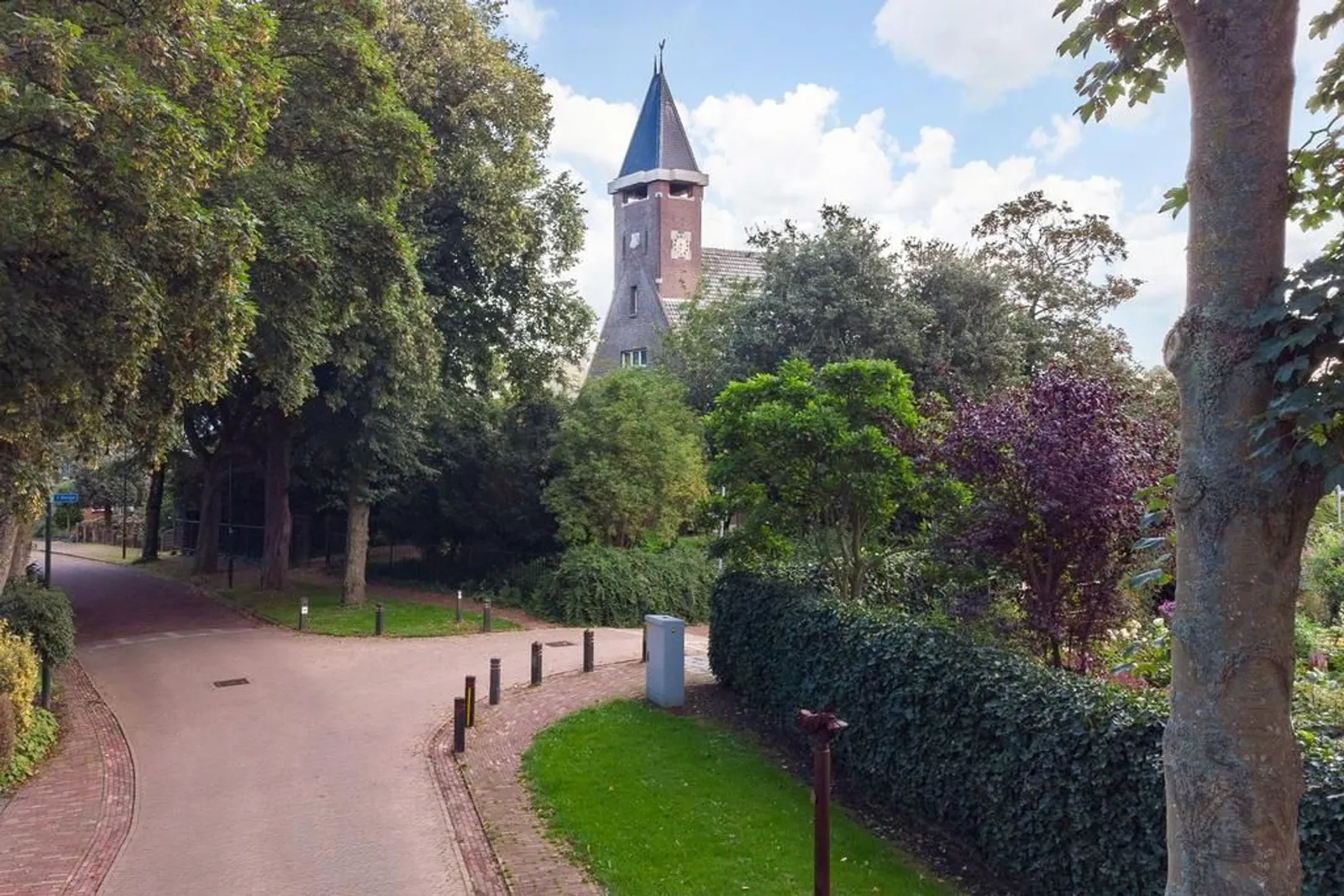 Kerk van Oterleek – de toren aan het einde van de laan