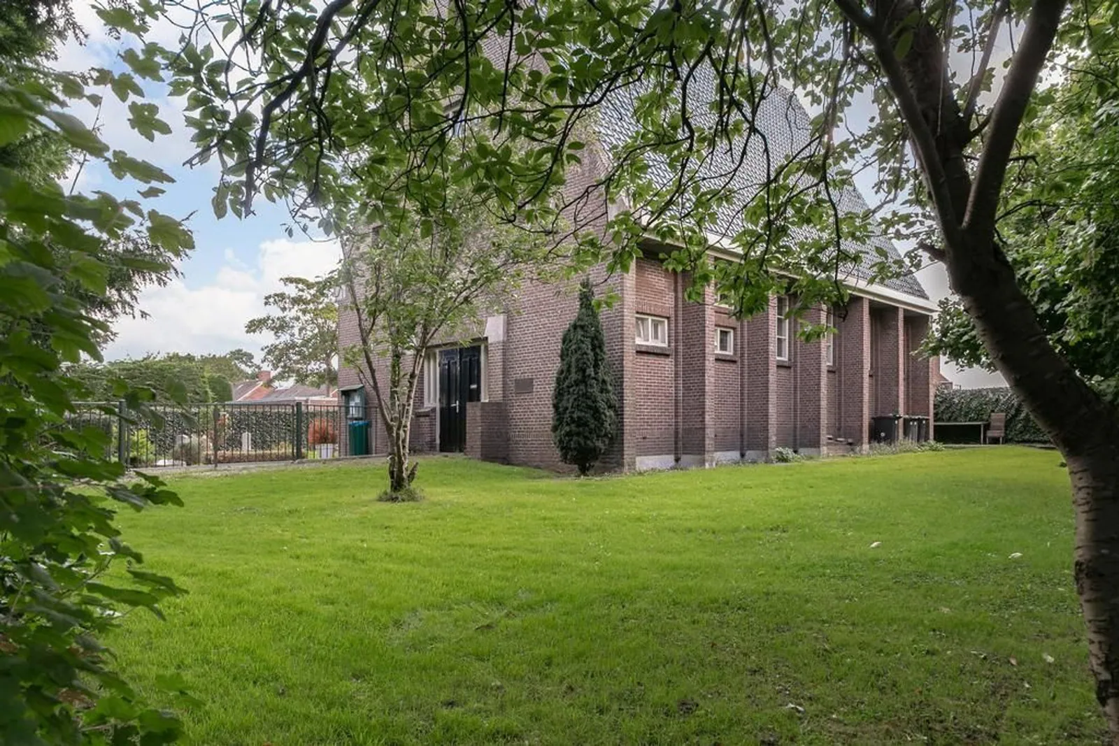 Kerk van Oterleek – de kerk en de tuin op het zuiden