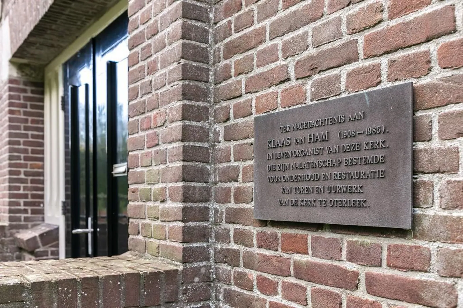 Kerk van Oterleek – de gedenksteen bij de entree