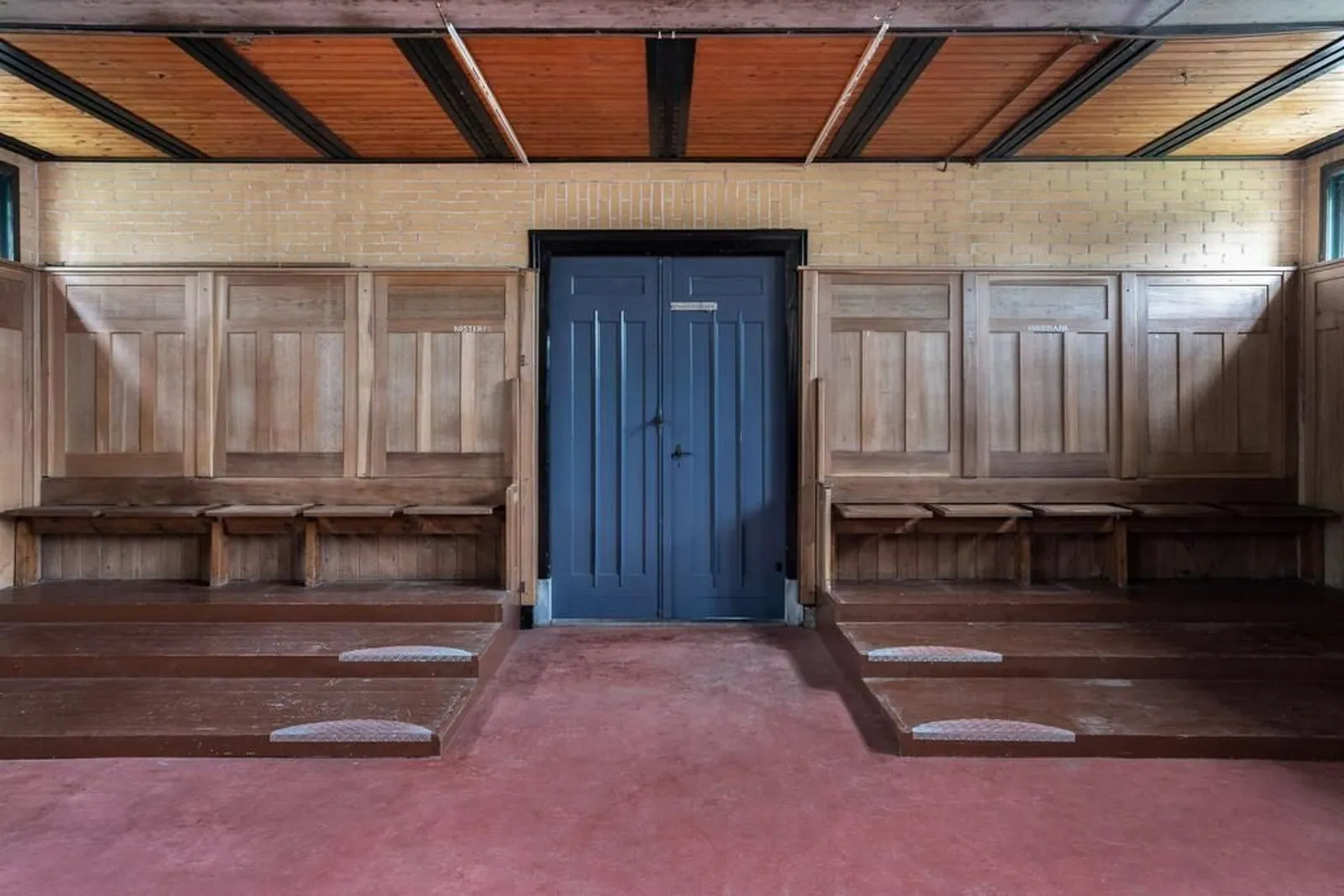 Kerk van Oterleek – de houten lambrisering en de blauwe deur