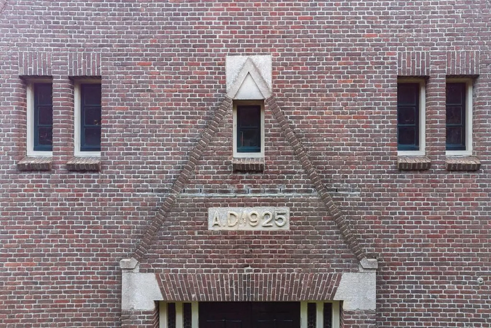 Kerk van Oterleek – het metselwerk boven de deur