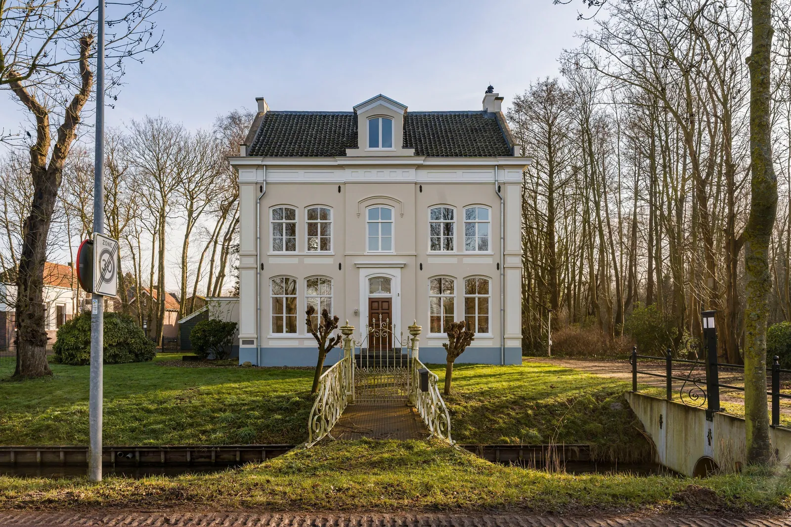 Pastorie Westerweg, Purmerend – het huis aan de sloot, met het loopbruggetje
