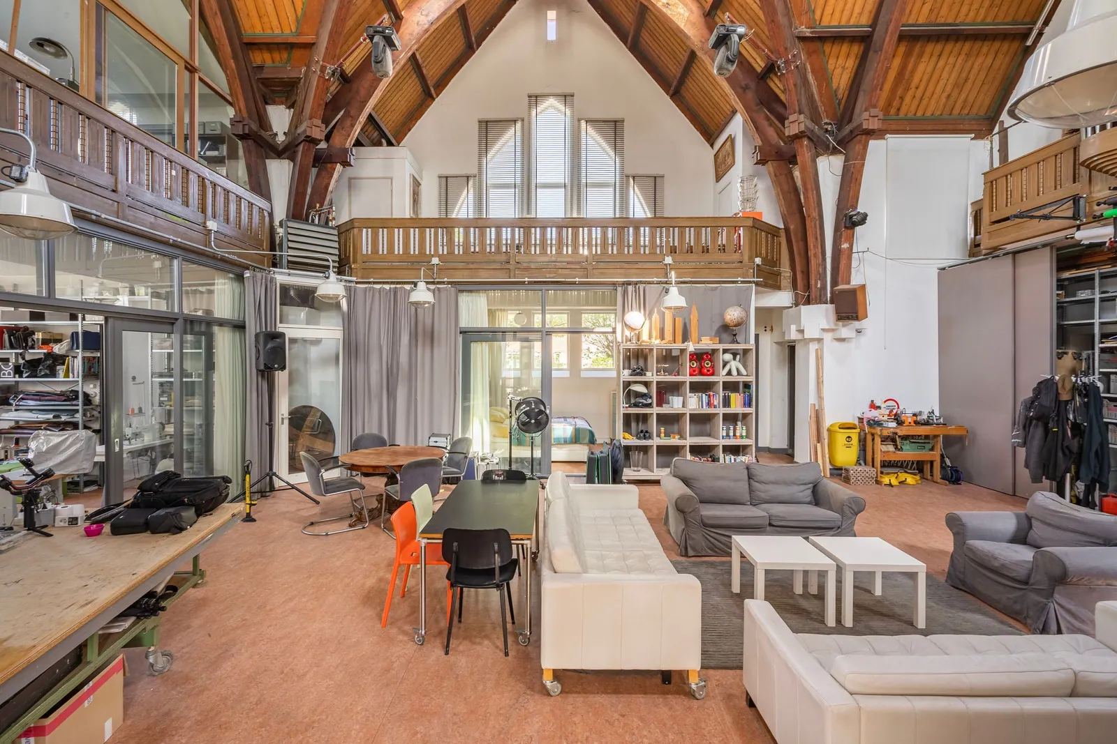 Elimkerk, Heijplaat Rotterdam – de zaal met de galerij
