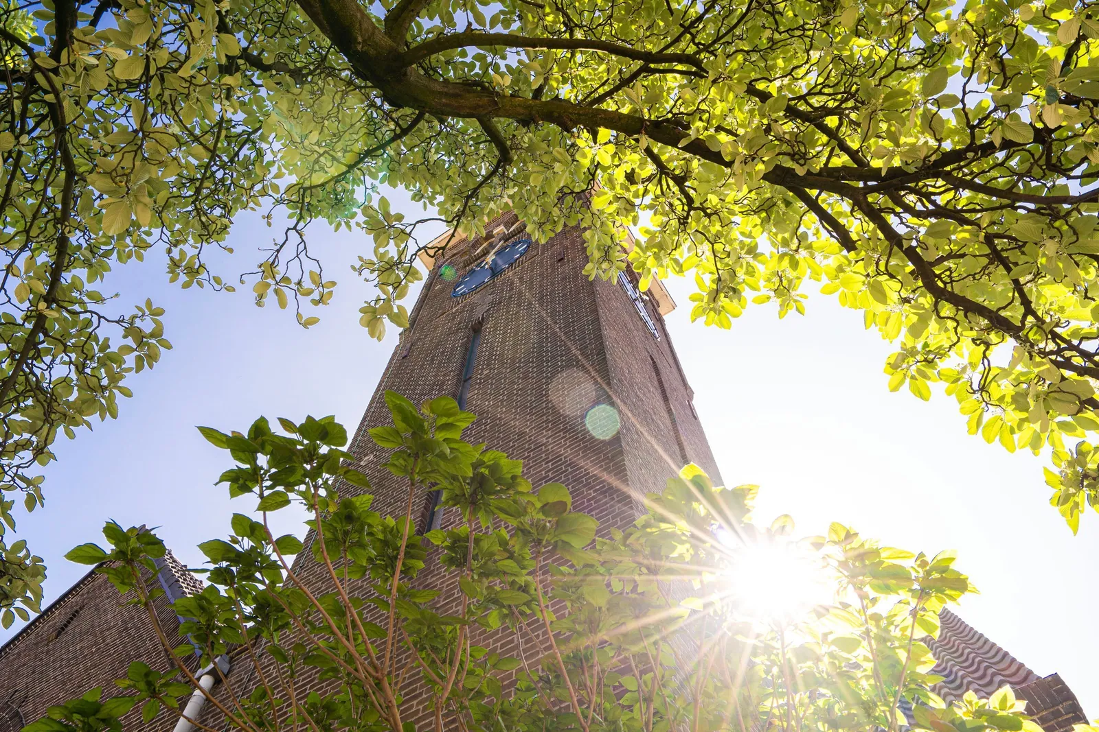 Elimkerk, Heijplaat Rotterdam – de toren in het zonlicht