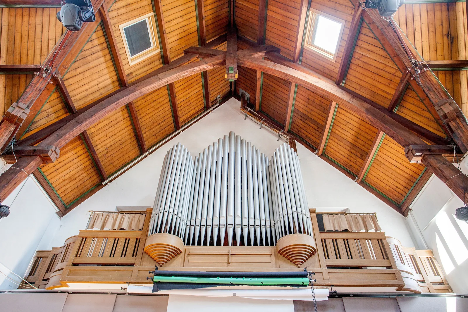 Elimkerk, Heijplaat Rotterdam – het orgel onder de houten spanten