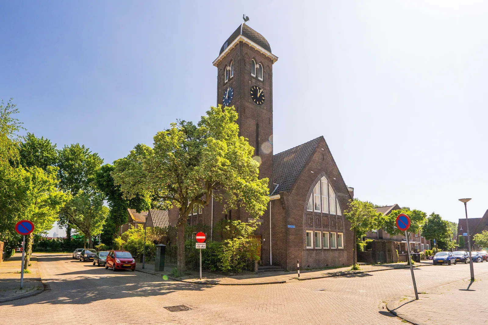 Elimkerk, Heijplaat Rotterdam – kerk en toren aan de straat