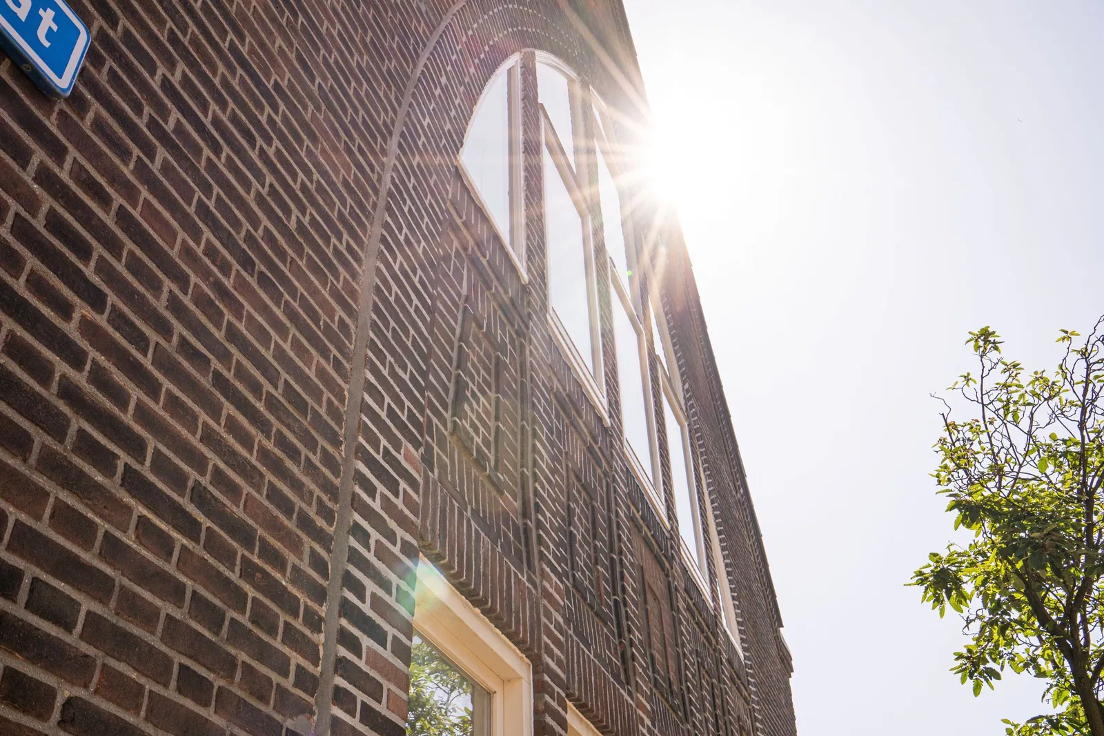 Elimkerk, Heijplaat Rotterdam – de bakstenen gevel met de grote boogvensters