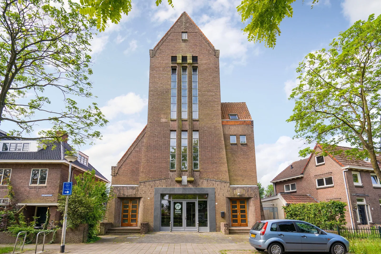 Sionskerk, Tilburg – de voorgevel aan het Molenbochtplein, met de toren boven de entree