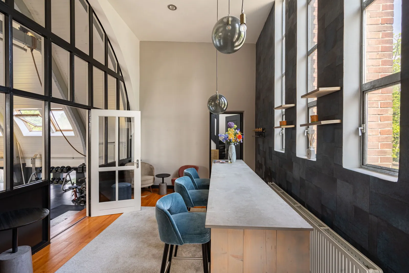 Sionskerk, Tilburg – de woonkamer met de hoge vensters