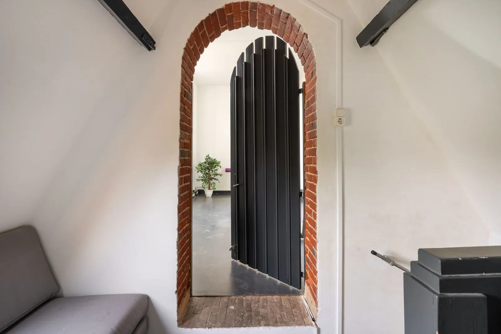 Sionskerk, Tilburg – een rondboog met een smeedijzeren hek