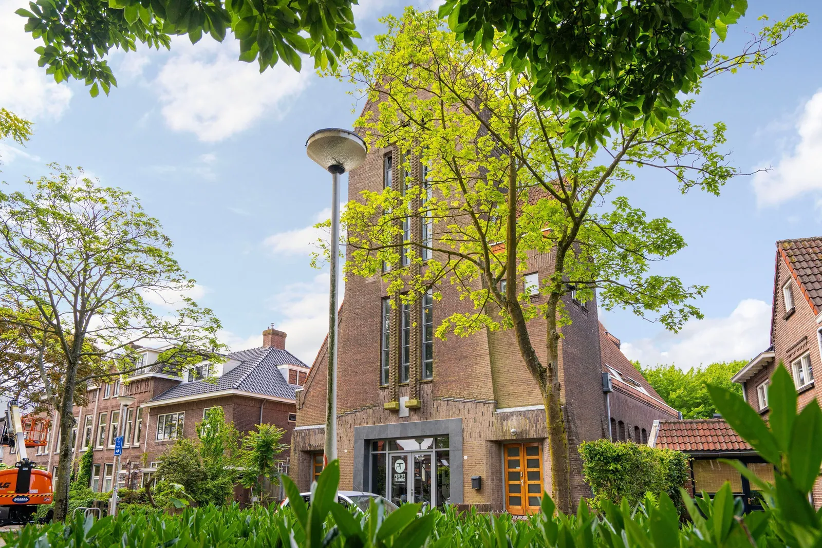 Sionskerk, Tilburg – de kerk tussen het groen van het plein