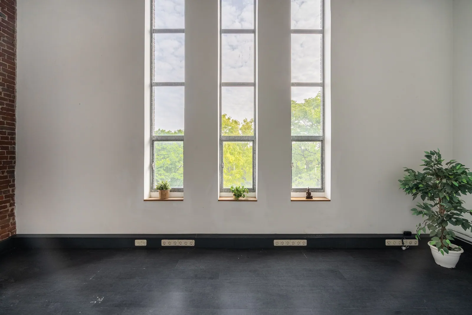 Sionskerk, Tilburg – hoge vensters in de toren