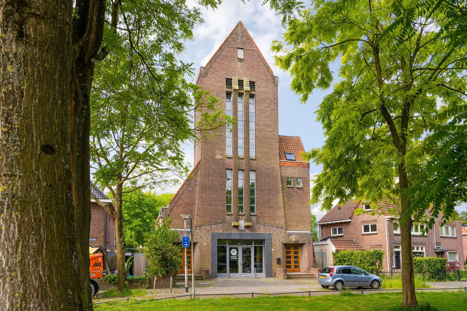 Sionskerk, Tilburg – de toren tussen de bomen