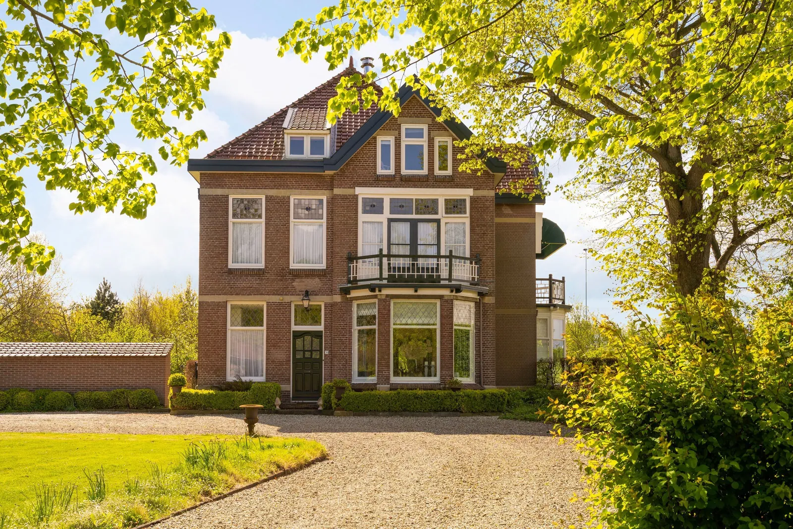Pastorie Grintweg, Yerseke – de pastorie tussen het groen